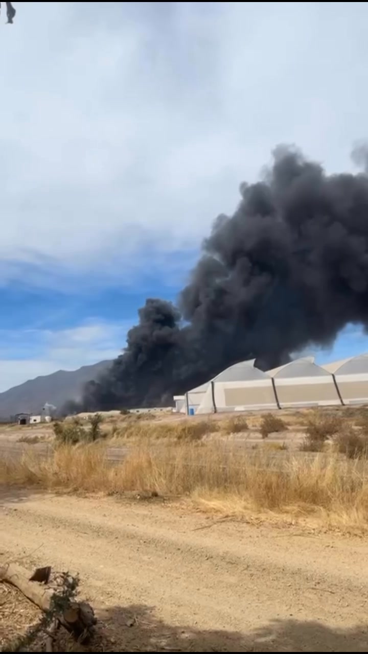 馃毃Se registra fuerte incendio en yarda de tr谩ileres de el Lim贸n de los Ramos, al norte de #Culiac谩n 馃毃Se registra fuerte incendio en yarda de tr谩ileres de el Lim贸n de los Ramos, al norte de #Culiac谩n