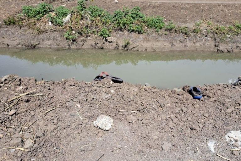Culiacán, Sinaloa.- La mañana de este lunes fue localizado el cuerpo sin vida de un hombre en un canal de riego, ubicado en las … Culiacán, Sinaloa.- La mañana de este lunes fue localizado el cuerpo sin vida de un hombre en un canal de riego, ubicado en las …