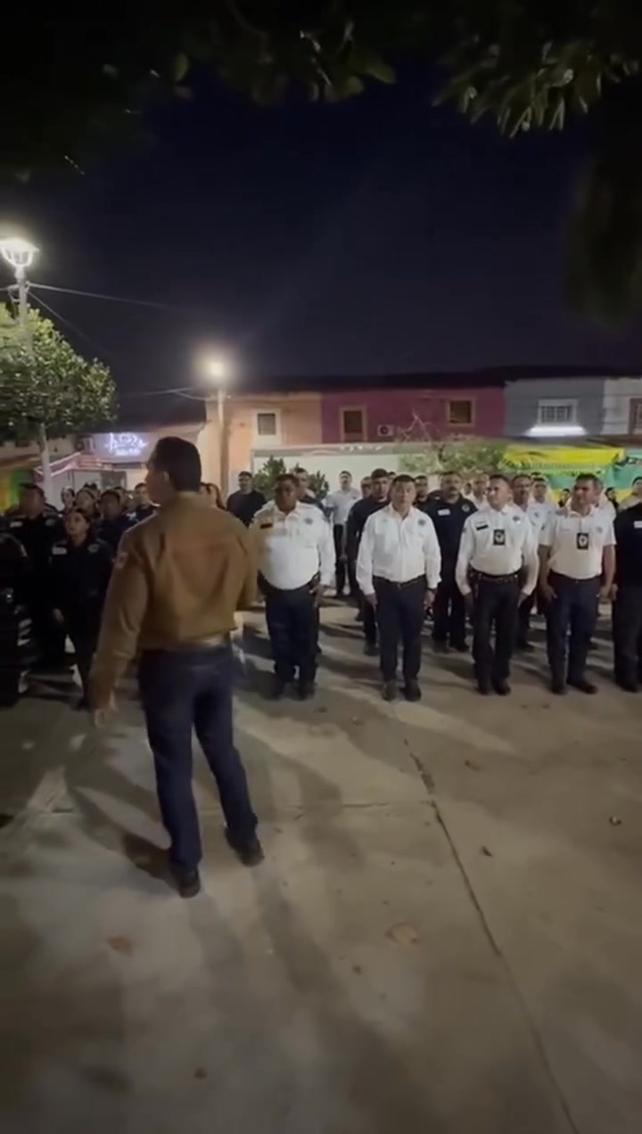 "No voy a solapar a ningún elemento que use su uniforme para sacar ventaja; así es que váyanse acomodando", les dice en su cara … "No voy a solapar a ningún elemento que use su uniforme para sacar ventaja; así es que váyanse acomodando", les dice en su cara …