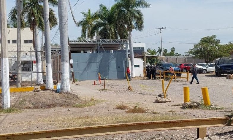 Aclara la SSPE que la mujer que falleció este jueves en el penal de Culiacán acudió a visitar a su esposo, acompañada de su hija Aclara la SSPE que la mujer que falleció este jueves en el penal de Culiacán acudió a visitar a su esposo, acompañada de su hija