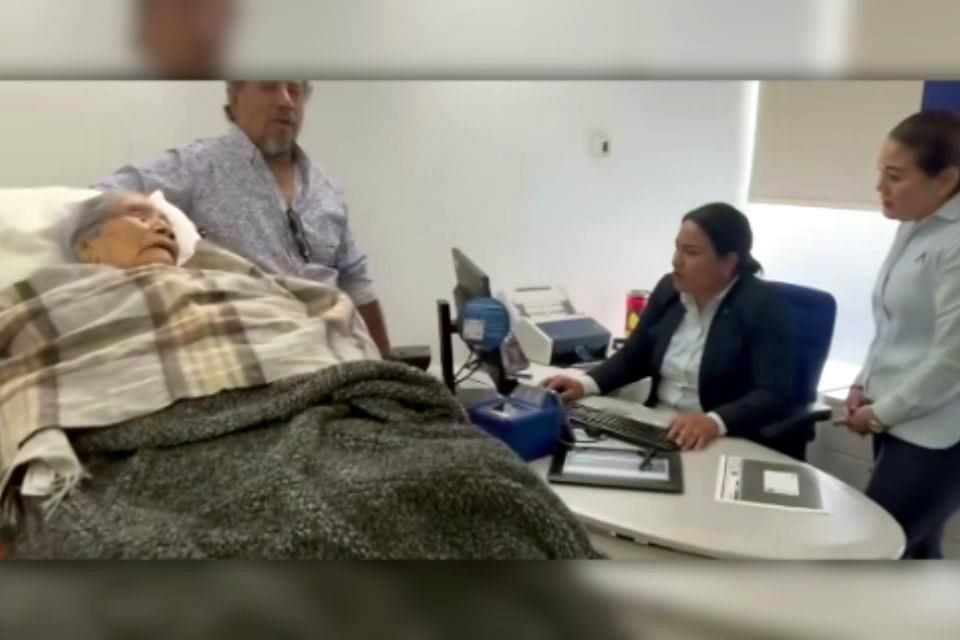 OBLIGA BANCO A ANCIANA ACUDIR EN CAMILLA PARA REACTIVAR COBRO DE PENSIÓN OBLIGA BANCO A ANCIANA ACUDIR EN CAMILLA PARA REACTIVAR COBRO DE PENSIÓN