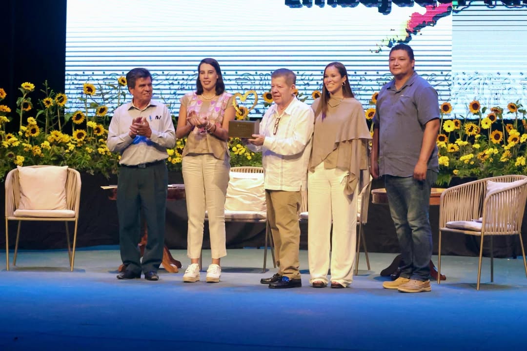 Entregan el galardón Orgullo Sinaloense a Marcos Osuna Tirado por su incansable labor como promotor del turismo rural Entregan el galardón Orgullo Sinaloense a Marcos Osuna Tirado por su incansable labor como promotor del turismo rural