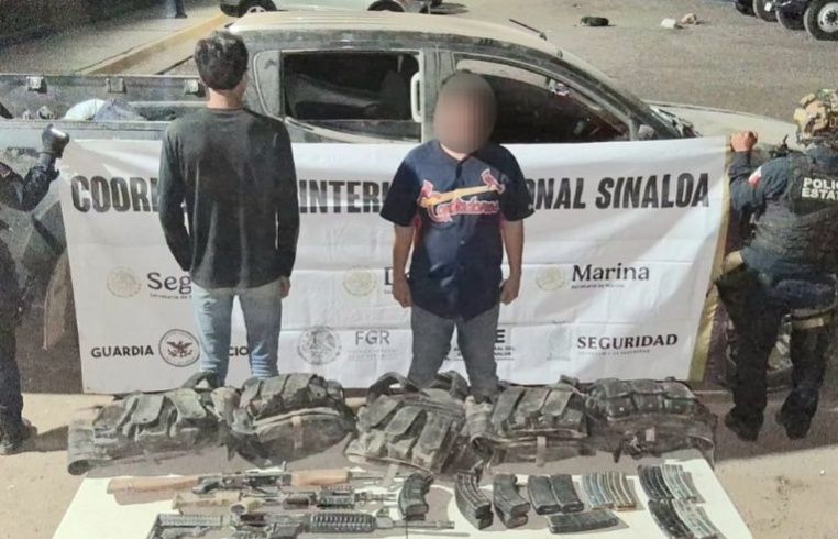Detienen a dos hombres armados con «cuerno de chivo» y AR-15 en El Vergel, Navolato Detienen a dos hombres armados con «cuerno de chivo» y AR-15 en El Vergel, Navolato