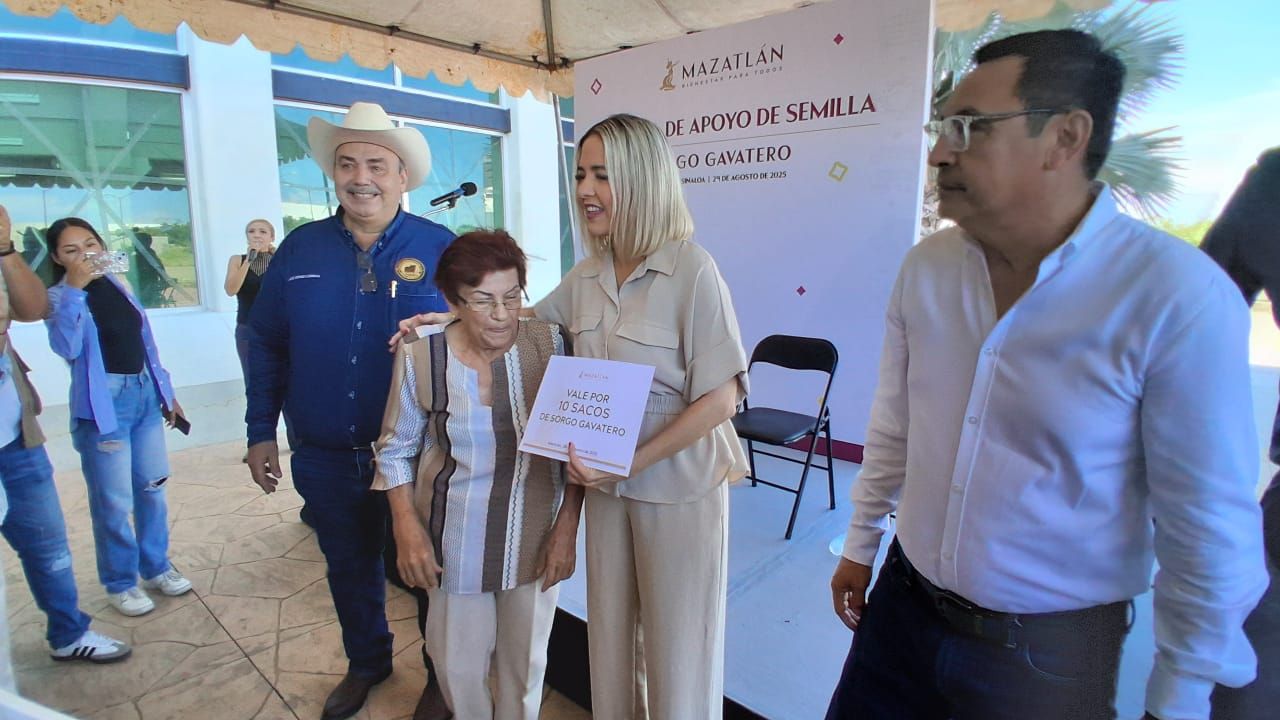 Ganaderos de Mazatlán reciben un apoyo de 20 toneladas de semilla de sorgo gavatero Ganaderos de Mazatlán reciben un apoyo de 20 toneladas de semilla de sorgo gavatero