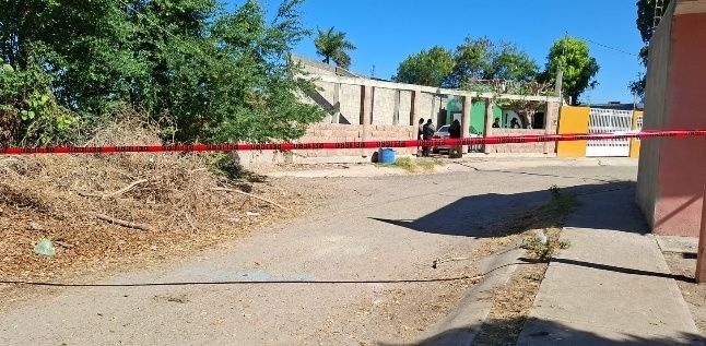 Ejecutan a un jovencito en la cochera de una vivienda en Villa Juárez, Navolato