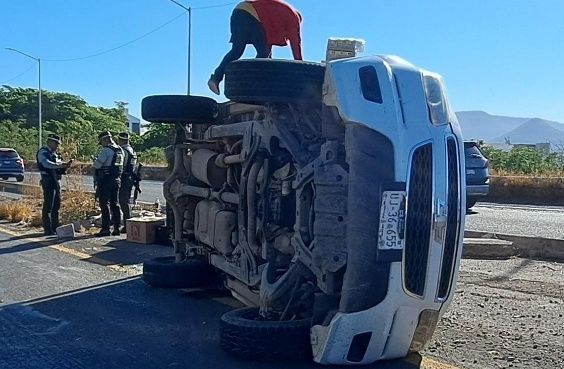 Camioneta cargada con huevo vuelca en La Costerita; conductor resulta lesionado