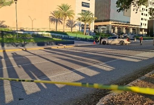 Dejan cuerpo con un mensaje escrito y fotografías afuera de la plaza Cuatro Ríos, en Culiacán